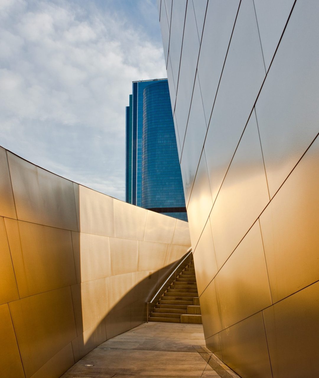 48423-walled-walkway-around-a-modern-building-2025-04-04-14-04-45-utc 48423-walled-walkway-around-a-modern-building-2025-04-04-14-04-45-utc